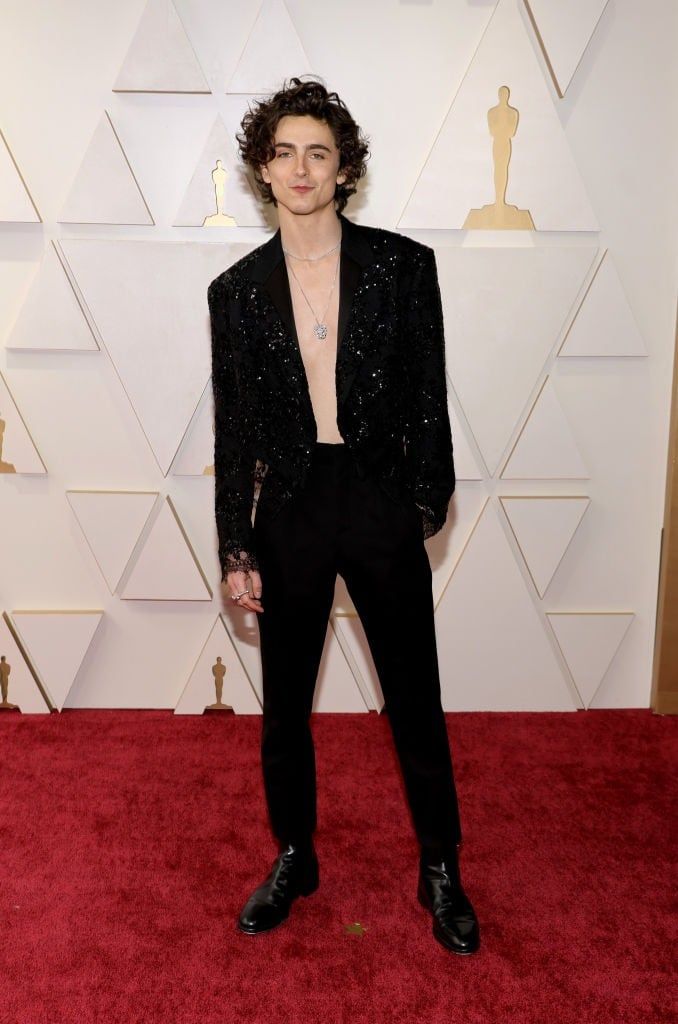 Como Timothée Chalamet quien se sacó su camisa.