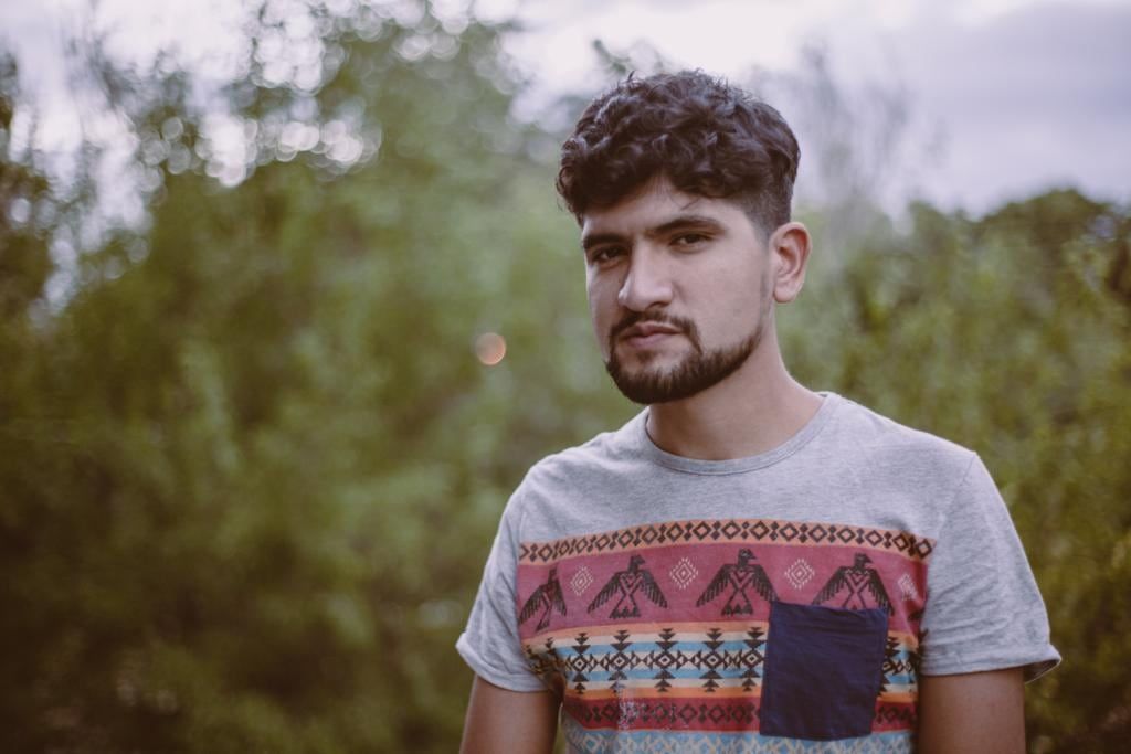 Desde pequeño lo atrajo la danza y sin querer se topó con el mundo de la música. Hoy en día, Joaquín Guevara triunfa en la escena internacional, destacándose tanto por sus proyectos personales como por sus colaboraciones con reconocidos cantautores.