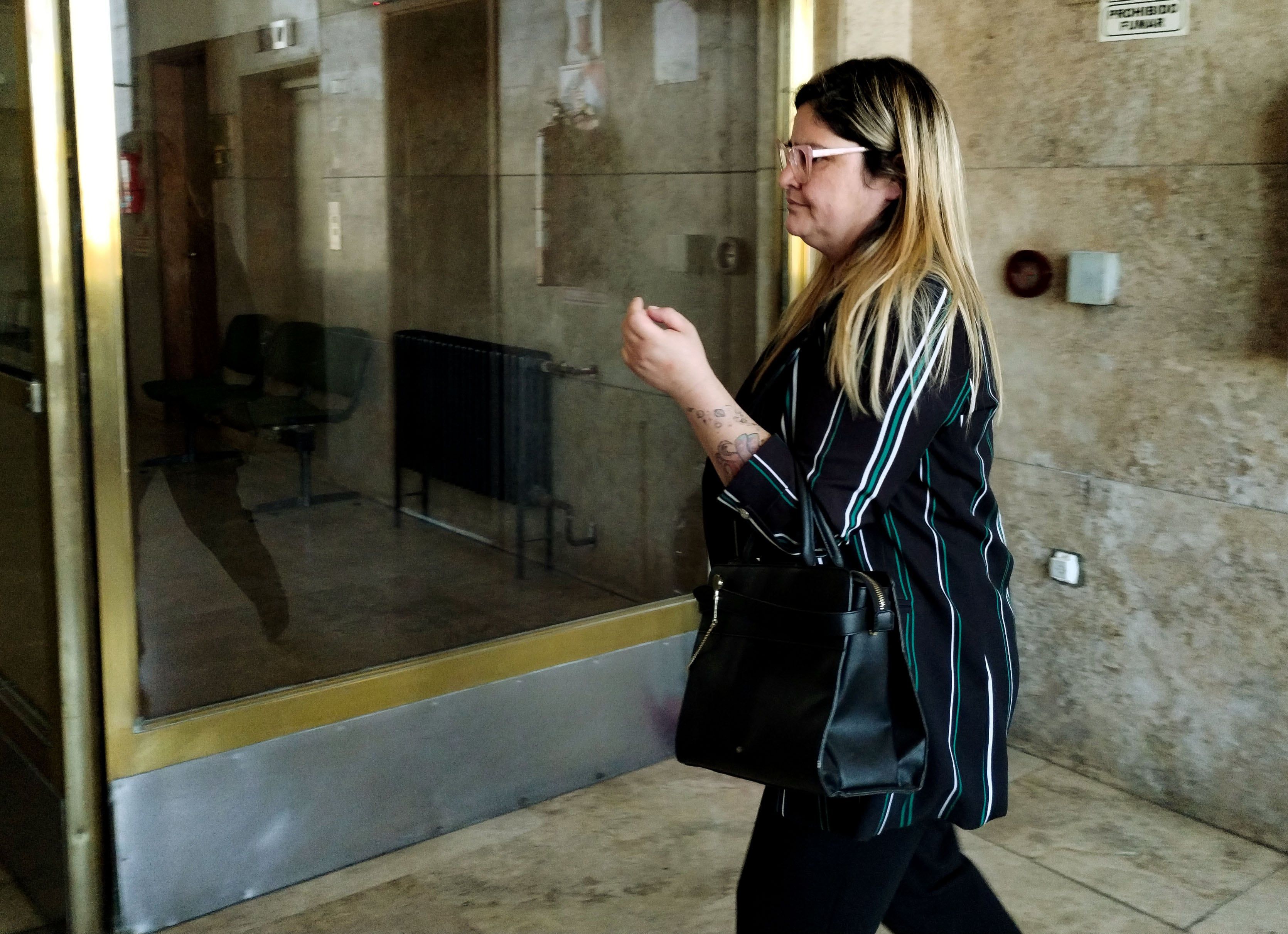 La hermana de Fabiola Yañez, Tamara, arribó esta mañana a los tribunales federales de Retiro para declarar como testigo en la causa que investiga por violencia de género al ex presidente Alberto Fernández. Foto: Daniel Vides / NA