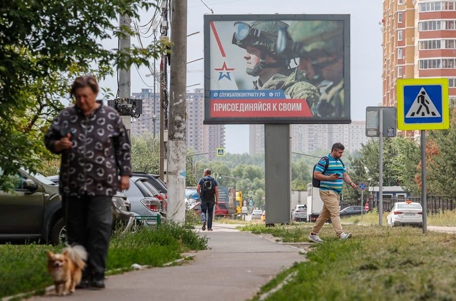 Una valla publicitaria en la que se lee “Servicio militar bajo contrato. Únete a los tuyos” en una calle de Podolsk, en la región de Moscú, este 27 de junio EFE/EPA/Maxim Shipenkov.