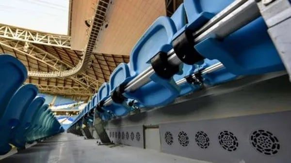 Para poder soportar el calor, el estadio tiene asientos con aire acondicionado