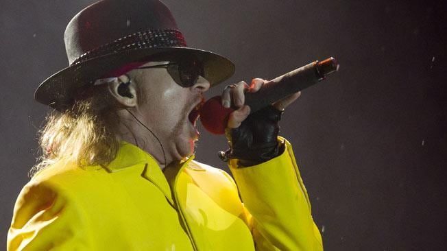 AXL ROSE EN ROCK IN RIO. El cantante llegó tarde y el show fue bajo un diluvio.