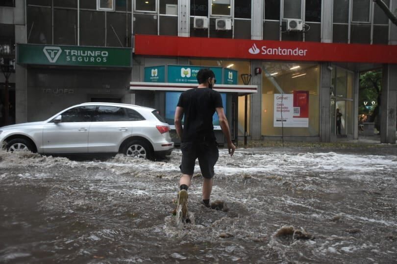 Una fuerte tormenta de granizo azotó al Gran Mendoza con abundante caída de agua. Las calles del centro se anegaron por la intensa lluvia.