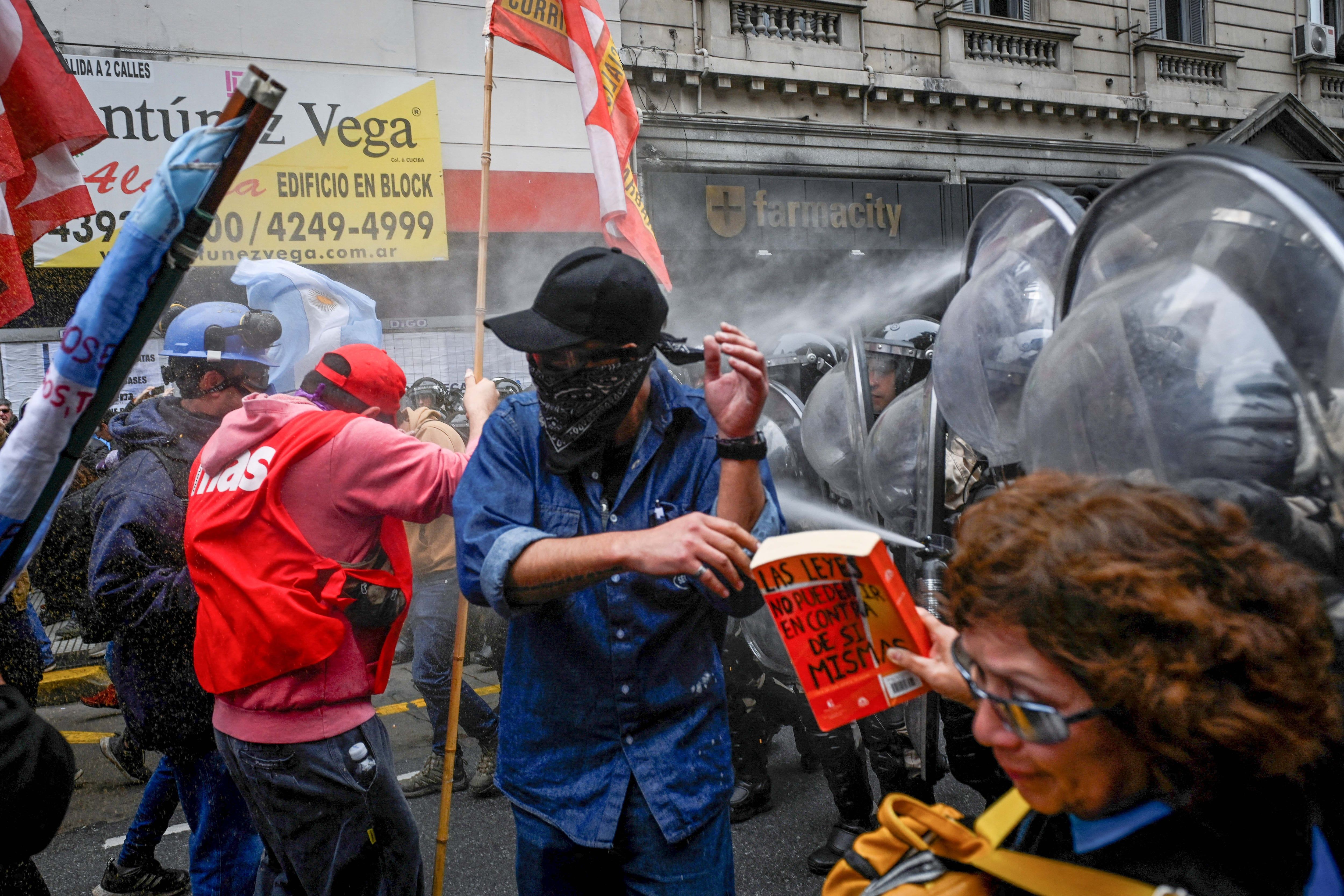 Agentes del orden rocían a manifestantes durante una protesta cerca del Congreso Nacional, el día en que los senadores debaten el proyecto de ley de reforma económica del presidente argentino Javier Milei, conocido como "ley ómnibus". Foto NA: REUTERS/Mariana Nedelcu