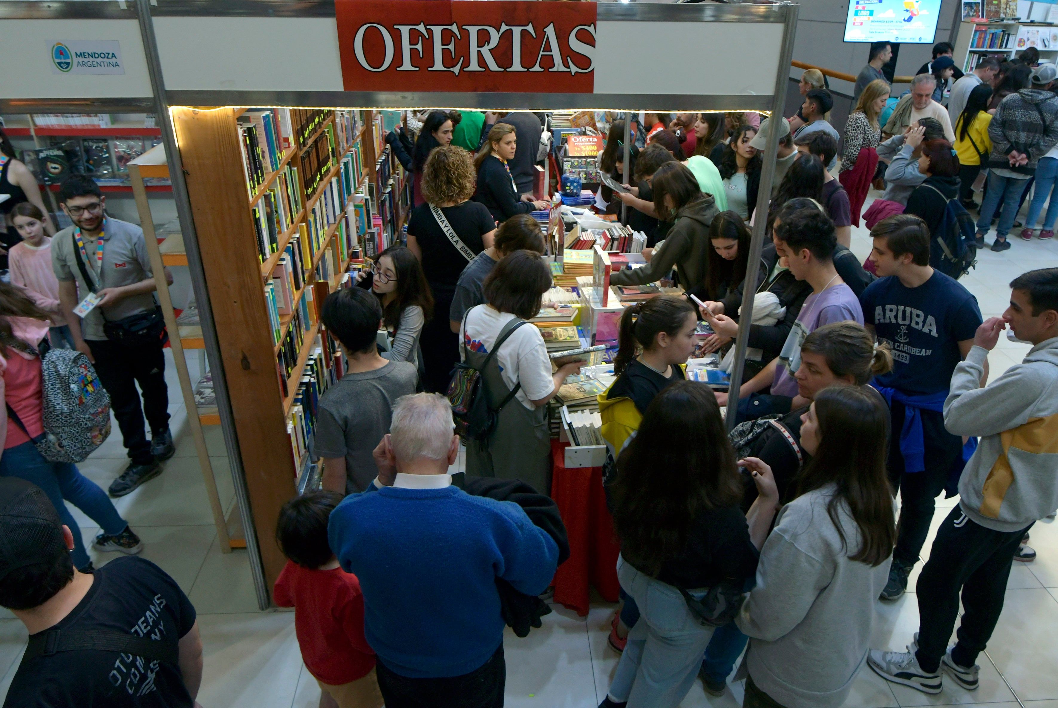 Feria del Libro 2022  Las librerías ya lo saben y la Feria del Libro, que cierra hoy sus puertas, lo confirmó: los jóvenes están impulsando el consumo de ejemplares y se posicionan como el segmento más fuerte. en el Julio Le Parc Foto:  Orlando Pelichotti / Los Andes