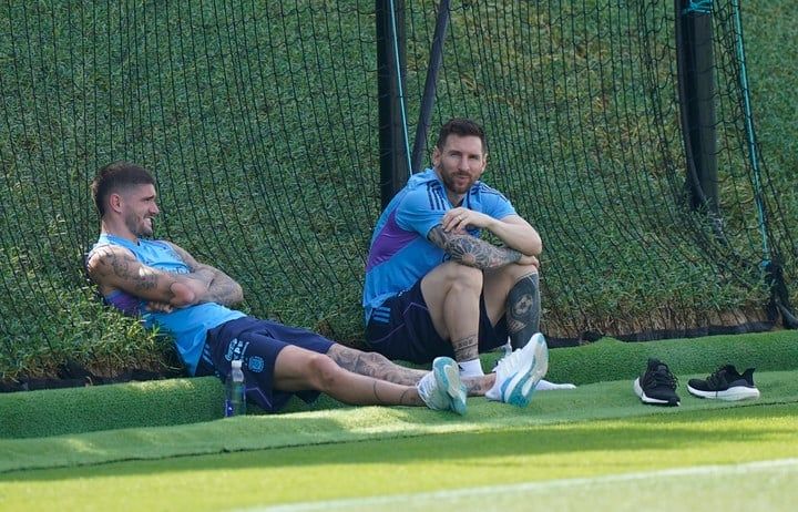 Messi y De Paul en la práctica de la Selección. Foto: Olé