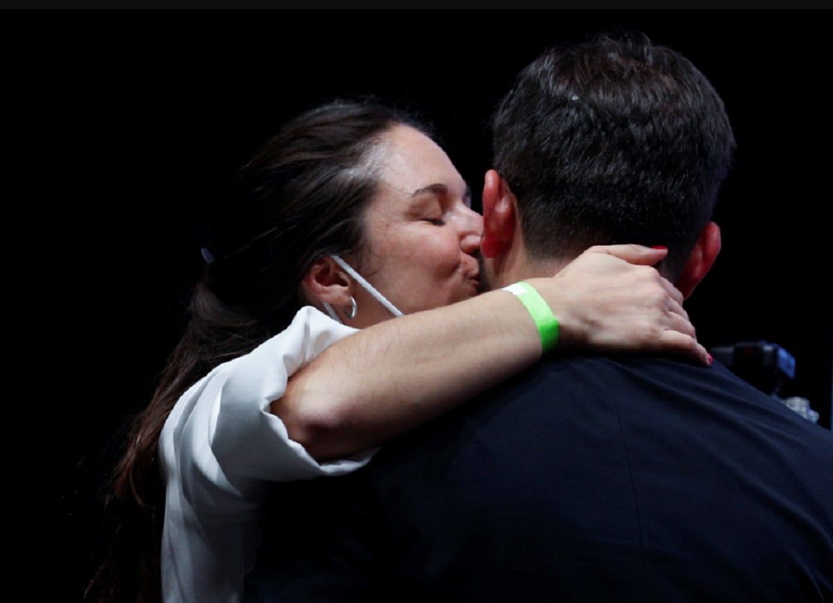 Irina Karamanos y el presidente chileno Gabriel Boric (AP)
