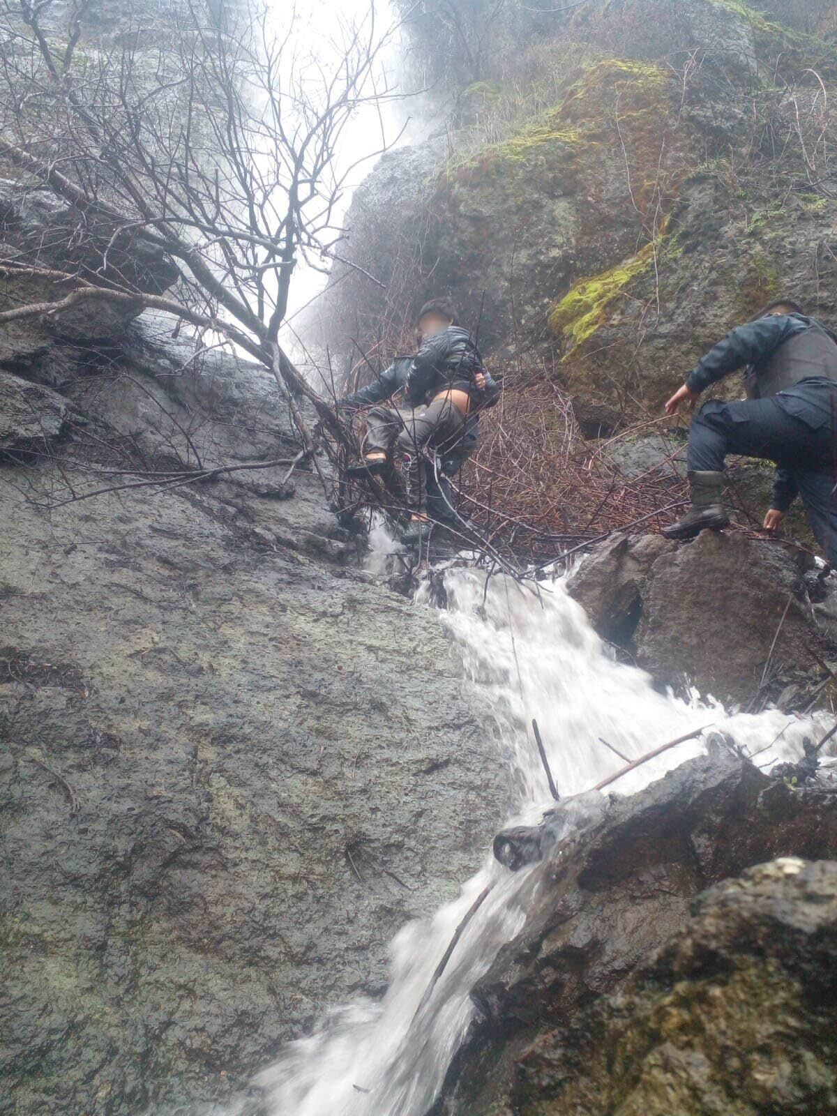 Pese a tenerle miedo a las alturas, la uniformada logró que el nene baje y se reencuentre sano y salvo con su madre. Foto: Noticias El Bolsón.