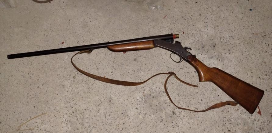 La escopeta que tenía el padre del joven. Foto: Policía de Mendoza.