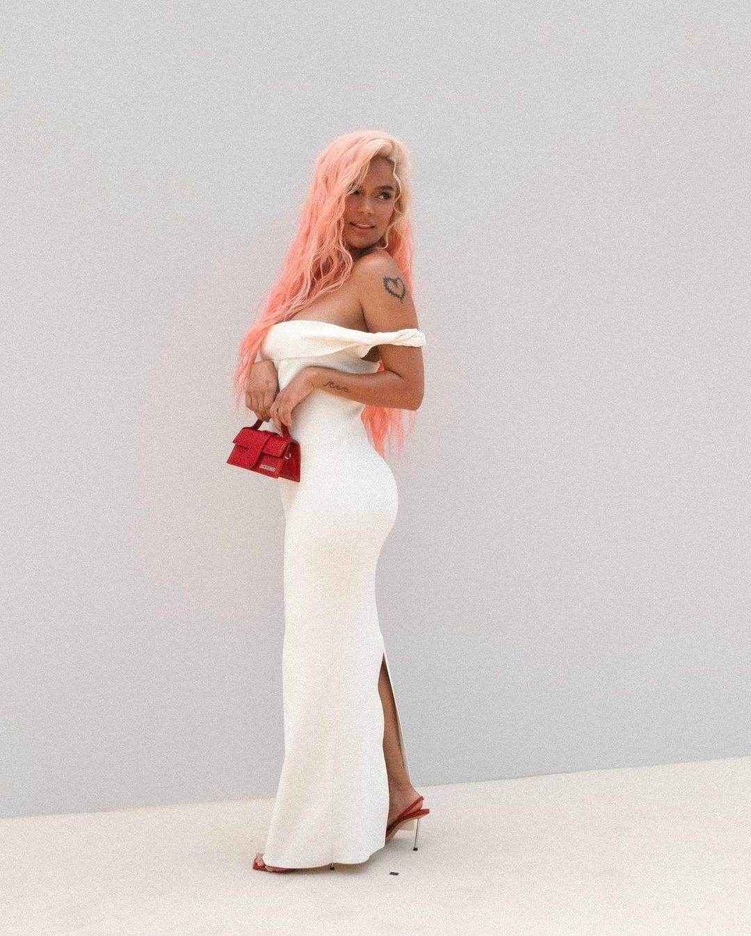 El despampanante vestido blanco de Karol G.