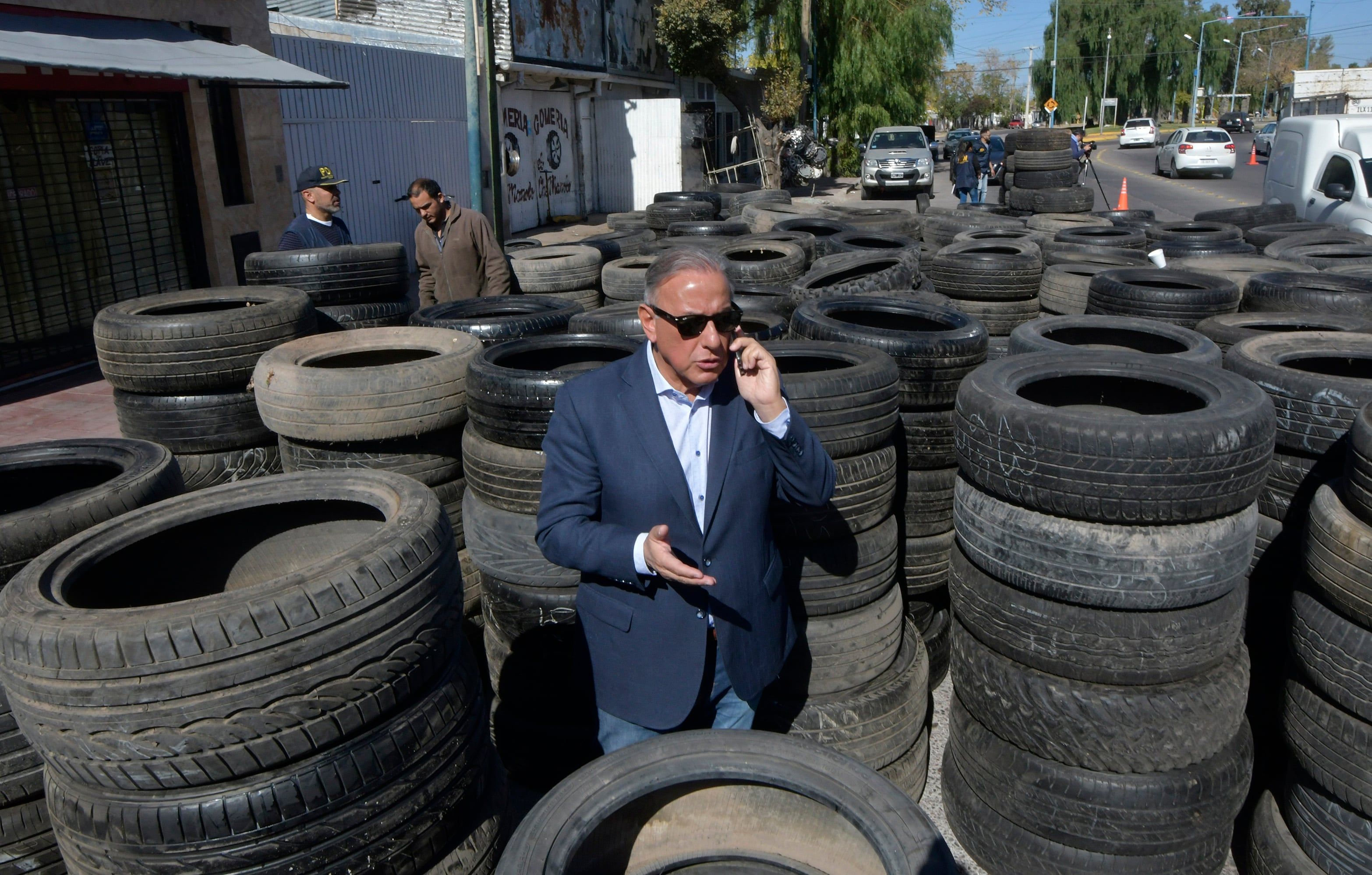 02 de Mayo2 Mendoza PolicialesAllanamientos en gomerías de Godoy CruzEste medio día, allanaron gomerías y talleres donde se secuestraron miles de cubiertas y ruedas de automóvilesRaúl Levrino, ministro de Seguridad. Foto: Orlando Pelichotti / Los Andes