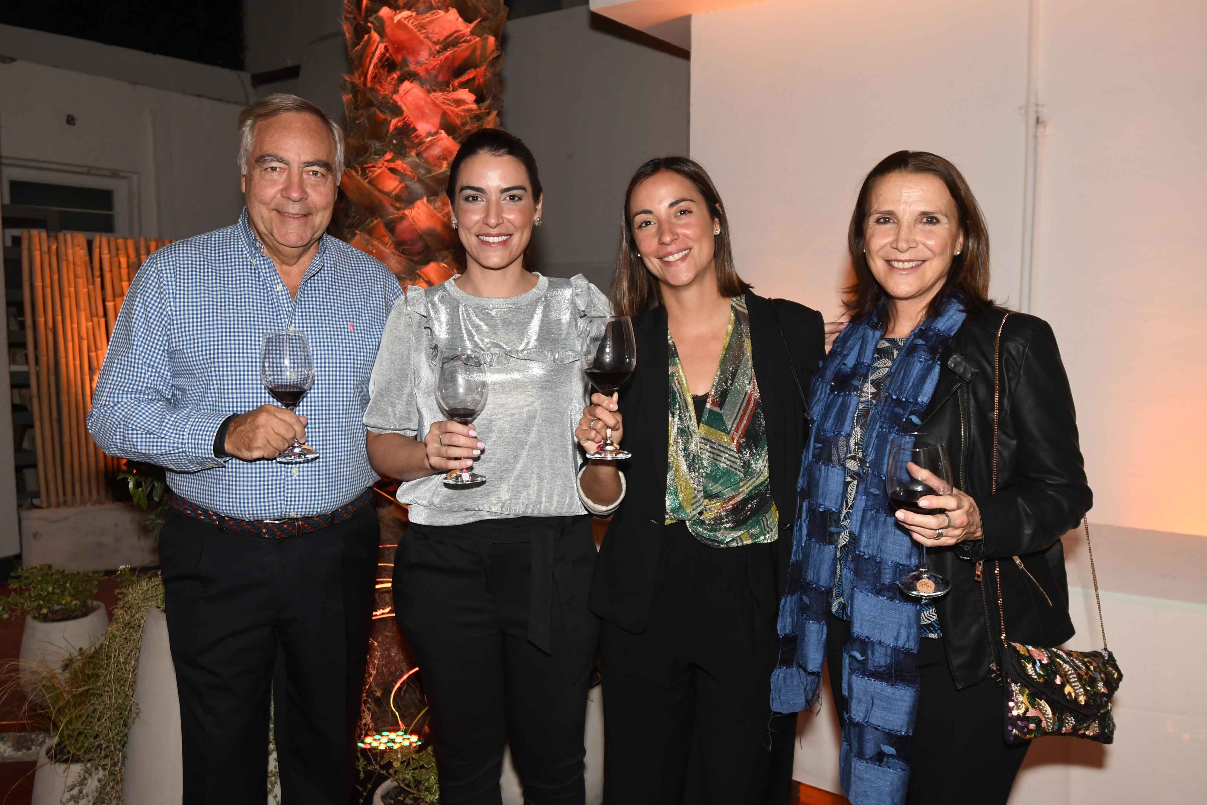 Raúl, Pilar, Agustina y Adriana Poggi.