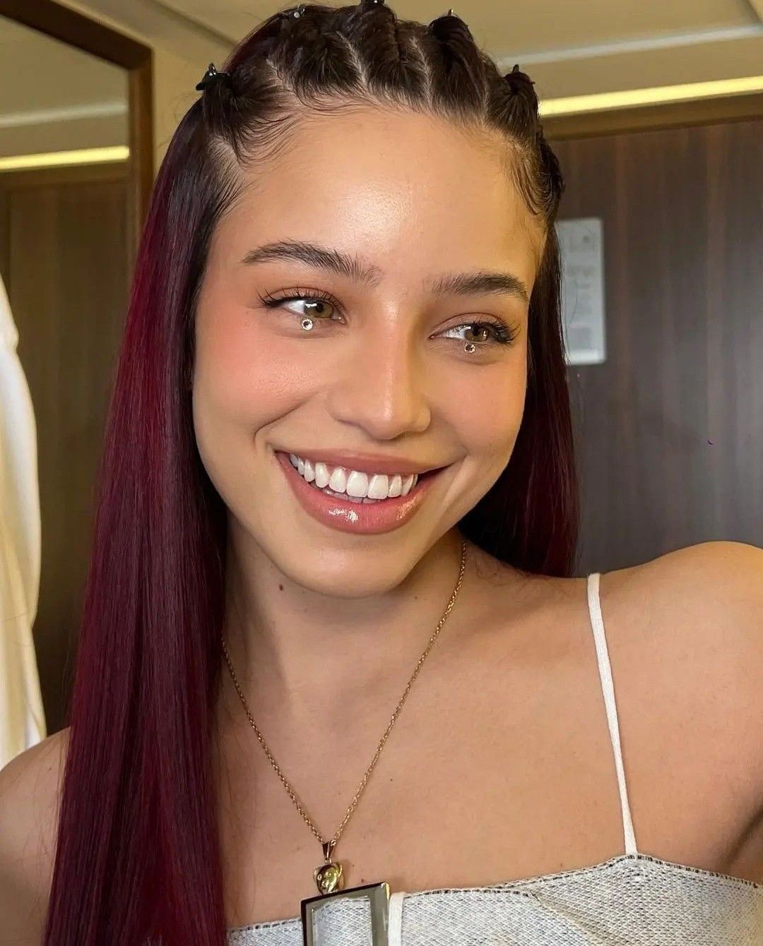 Podríamos decir que toda esta tendencia nació en Argentina de la mano de nuestra querida Emi Mernes con los brillitos debajo de los ojos.