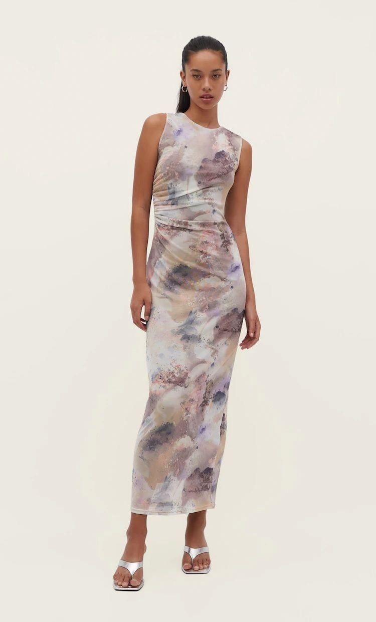 El drapeado moldea la figura de quien lo lleva puesto y da mucha dimensión y textura a un look.