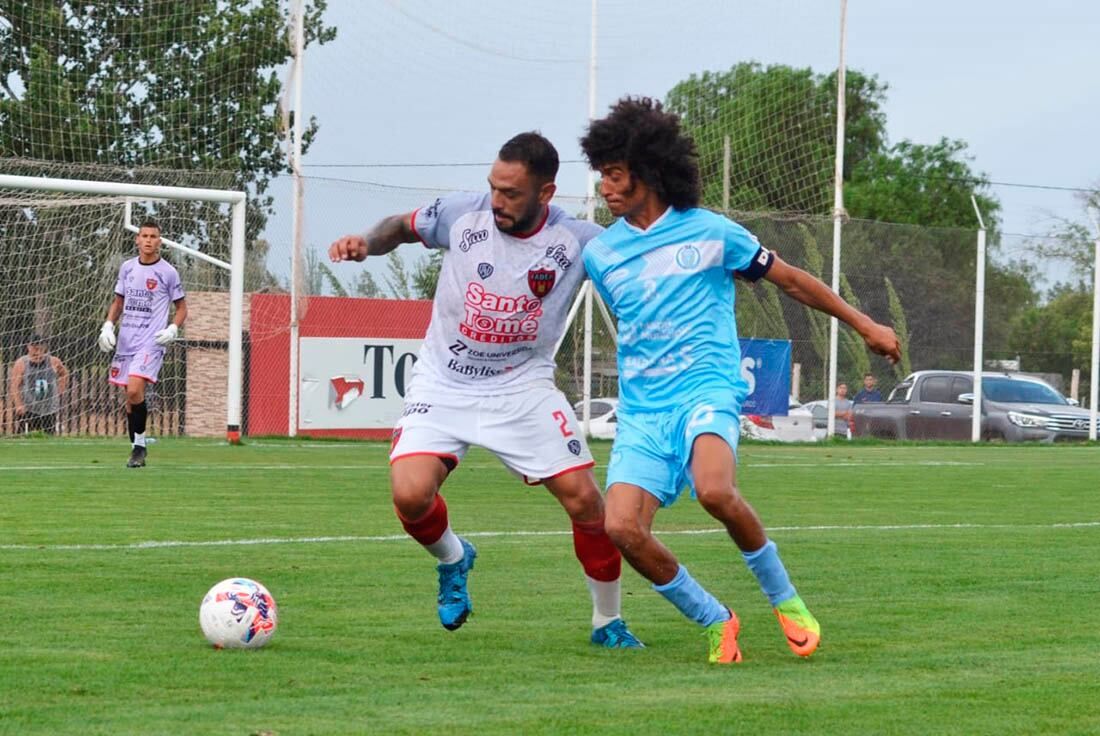 Lindo duelo. El "Chango" Arce, el conductor de Gutiérrez, pelea por la posesión del balón frente a Alexis Viscarra (2), de Fadep. En el predio de Fundación repartieron unidades: fue 1-1. / Foto: Emma Rodríguez.