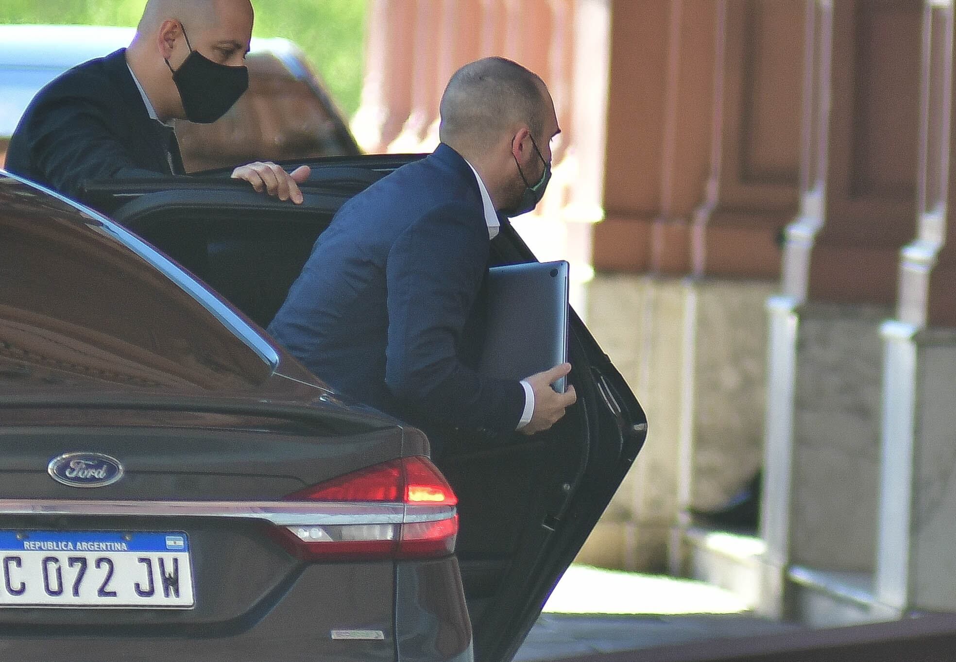 Martín Guzmán ingresando a Casa Rosada para la reunión de gabinete económico. Foto Federico López Claro.