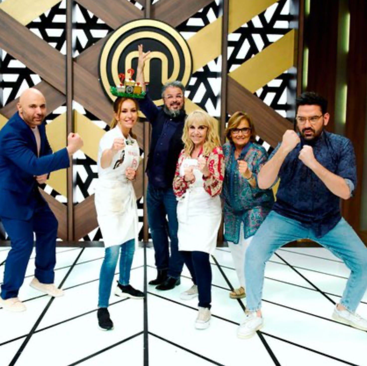 Las finalistas junto a los jueces del programa, Germán Martitegui, Donato De Santis, Dolly Irigoyen y Damián Betular.