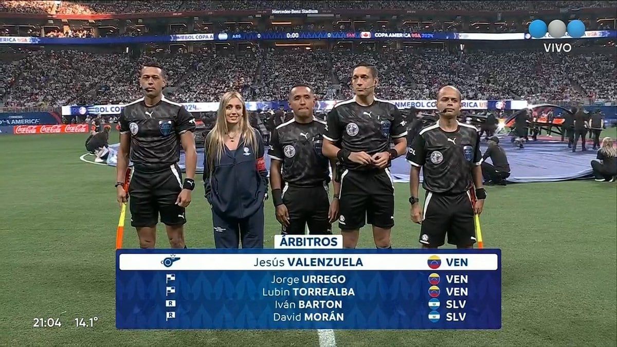 La periodista Morena Beltrán apareció junto a los árbitros en Argentina-Canadá de la Copa América (Captura TV)