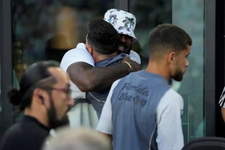 Leo Messi se abraza con LeBron James, estrella de la NBA. 