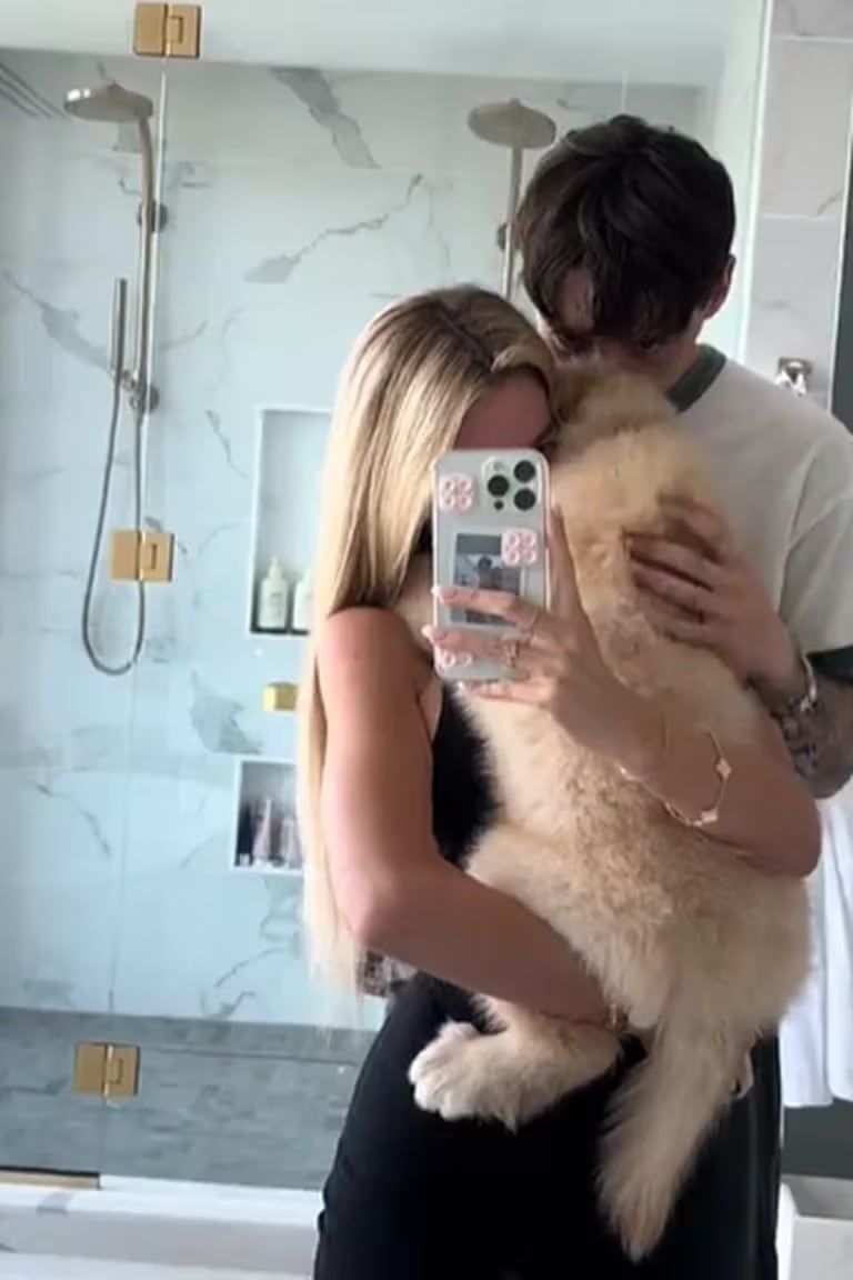 El cantante méxicano presentó a su novia influencer.