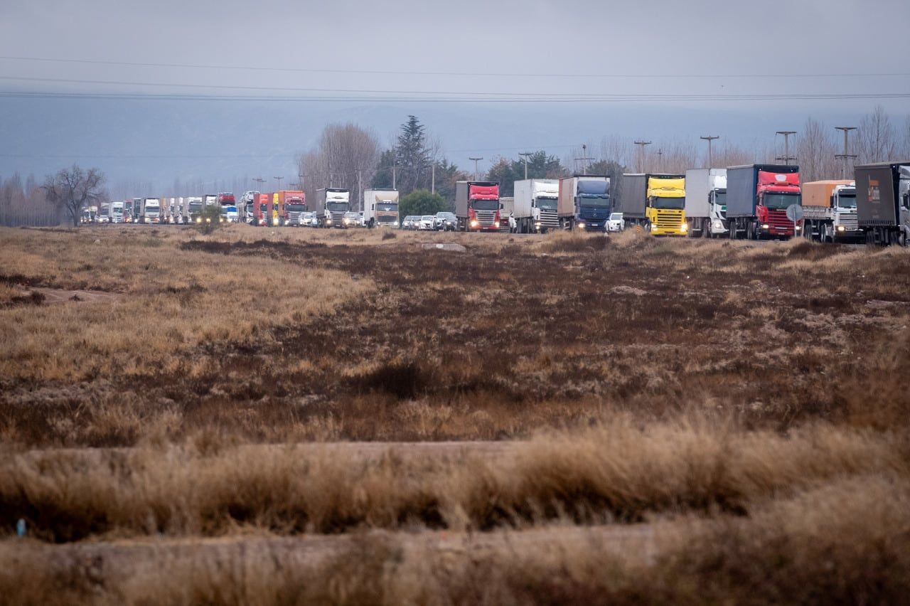 Caos en la ruta para cruzar a Chile antes de que el Paso vuelva a cerrar. Por pronóstico de temporal, el Paso Cristo Redentor cerrará a las 13 de hoy. En toda la ruta 7 hay embotellamiento y demoras por camiones.   Foto: Ignacio Blanco / Los Andes