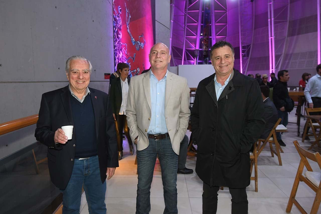 Julio Gómez, Dalmiro Garayy Omar Palermo, de la Suprema Corte de Justicia de Mendoza e integrantes de la Junta Electoral provincial. Foto: Los Andes. 

