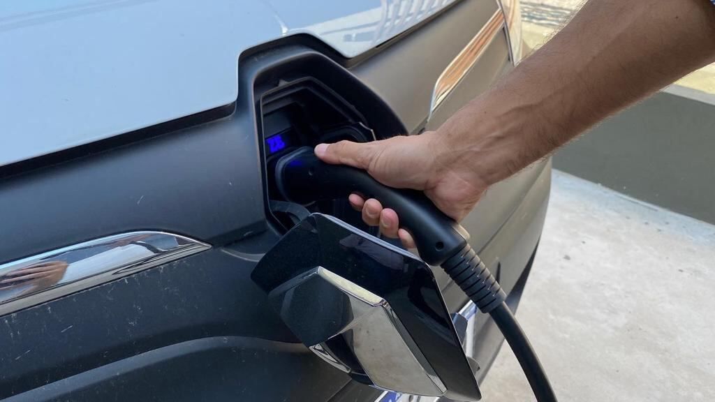 La producción de autos eléctricos ha ido creciendo como alternativa al uso de vehículos que requieren combustibles fósiles.