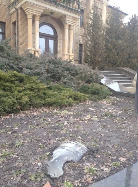 Los restos de un misil cayeron en el jardín de una de las casas presidenciales.