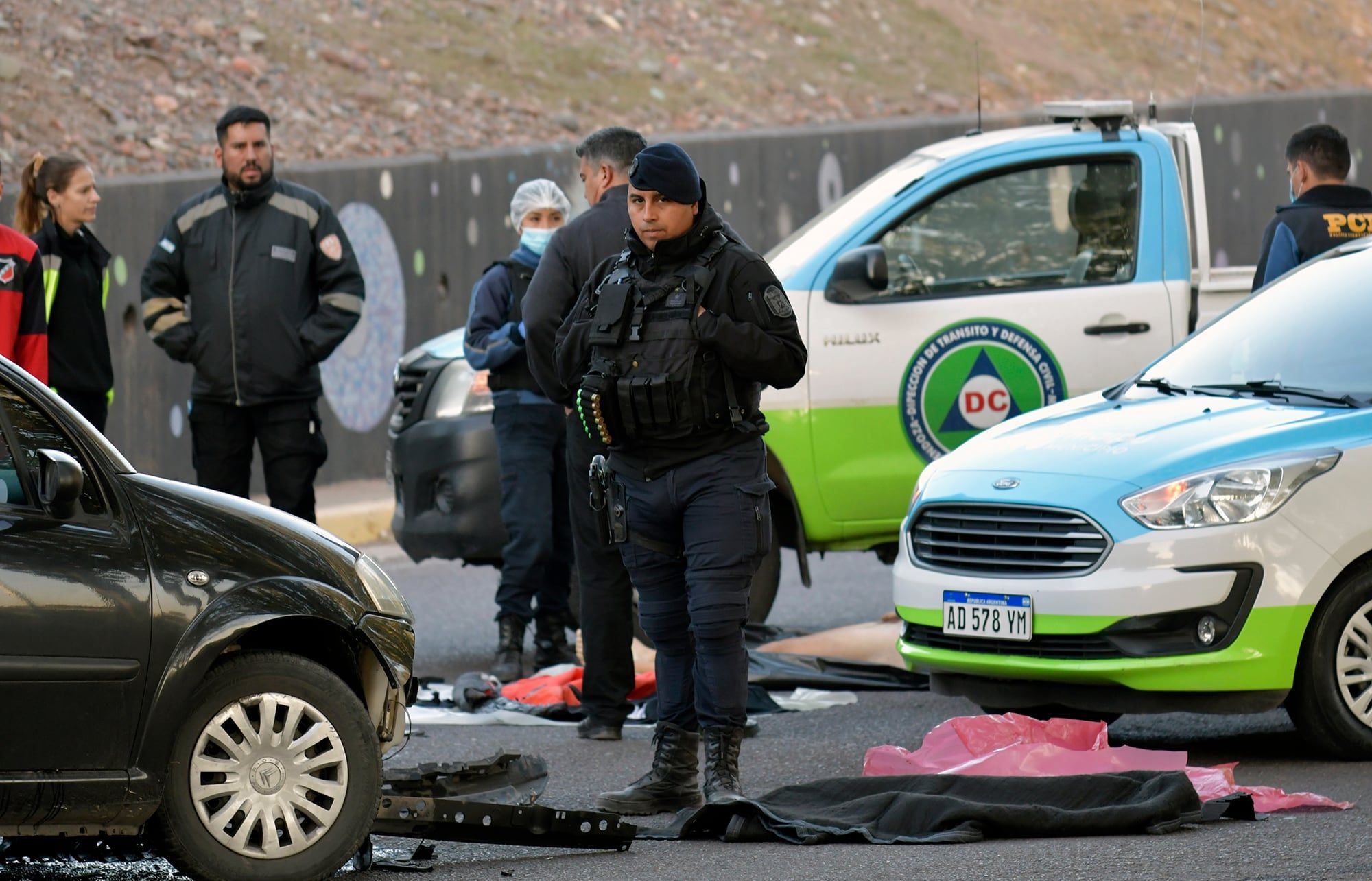Federico Ariel Cherry, de 24 años murió esta mañana tras un choque frontal entre una motocicleta y un auto. El incidente vial ocurrió frente al Parque Metropolitano de Maipú. Foto : Orlando Pelichotti