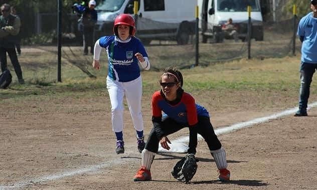 Tenzi, en acción durante un partido de softbol. /Gentileza