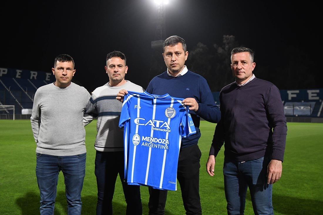 Presentación de Diego Flores, cómo nuevo director técnico del equipo de futbol de Godoy Cruz Antonio TombaDiego Flores (con la camiseta) junto a sus ayudantes de campo