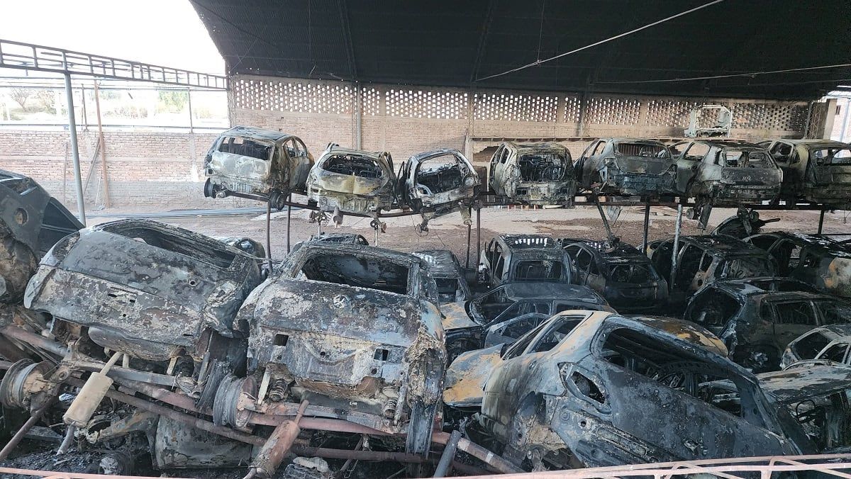 Un impresionante incendio causó graves daños y pérdidas en un desarmadero de autos en Maipú. | Foto: gentileza