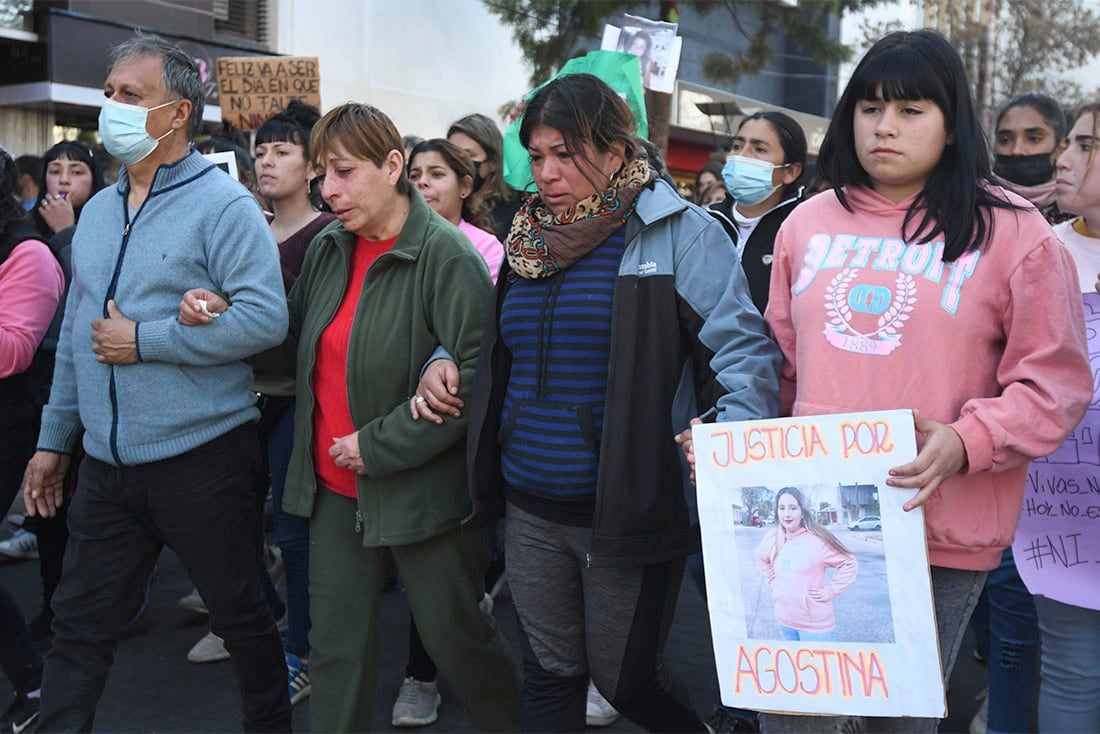 En San Martín, familiares y amigos de Agostina Trigo marcharon por las calles del centro para pedir Justicia. Agustina fué encontrada sin vida en un galpón abandonado en el distrito Buen Orden de San Martín. Foto: José Gutierrez/ Los Andes