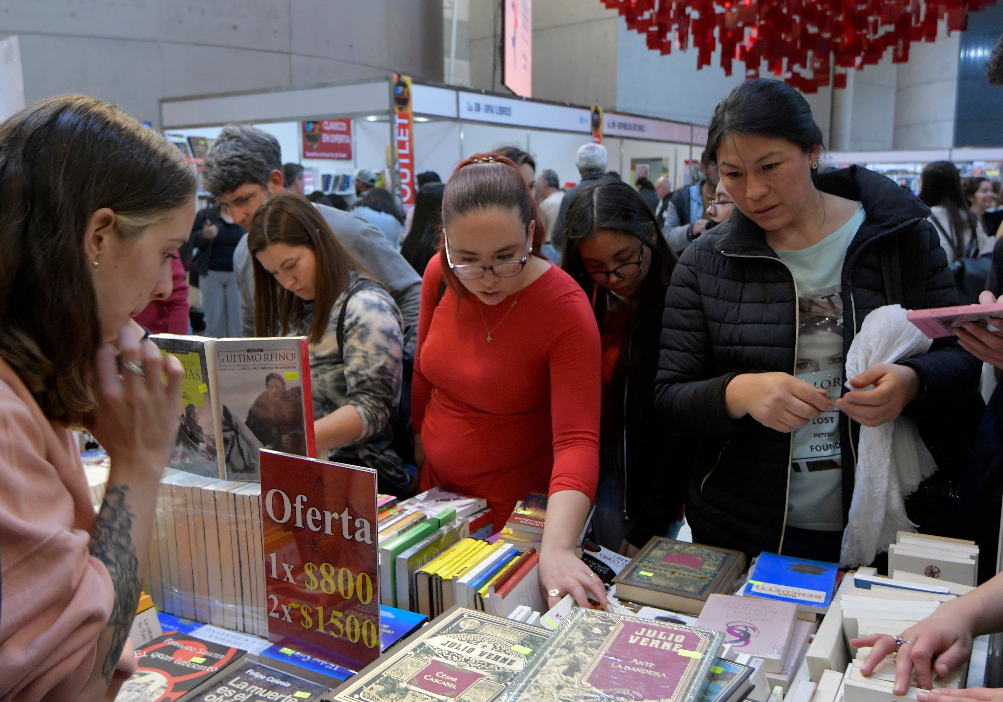 Feria del Libro 2022  Las librerías ya lo saben y la Feria del Libro, que cierra hoy sus puertas, lo confirmó: los jóvenes están impulsando el consumo de ejemplares y se posicionan como el segmento más fuerte. en el Julio Le Parc Foto:  Orlando Pelichotti / Los Andes