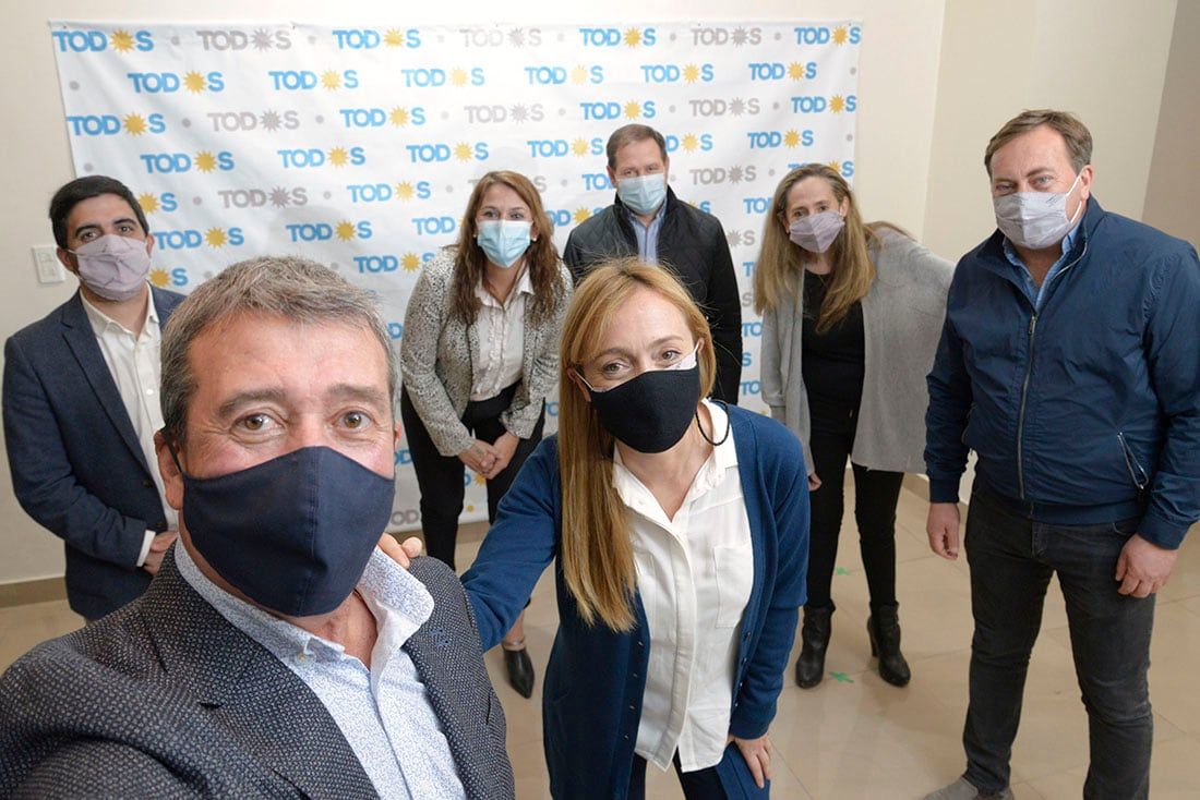 El Frente de Todos presentó a sus candidatos a Legisladores nacionales

En una lista de unidad que encabezarán Anabel Fernández Sagasti, como senadora y Adolfo Bermejo para diputado, se selló la propuesta de un peronismo consolidado como alternativa electoral.