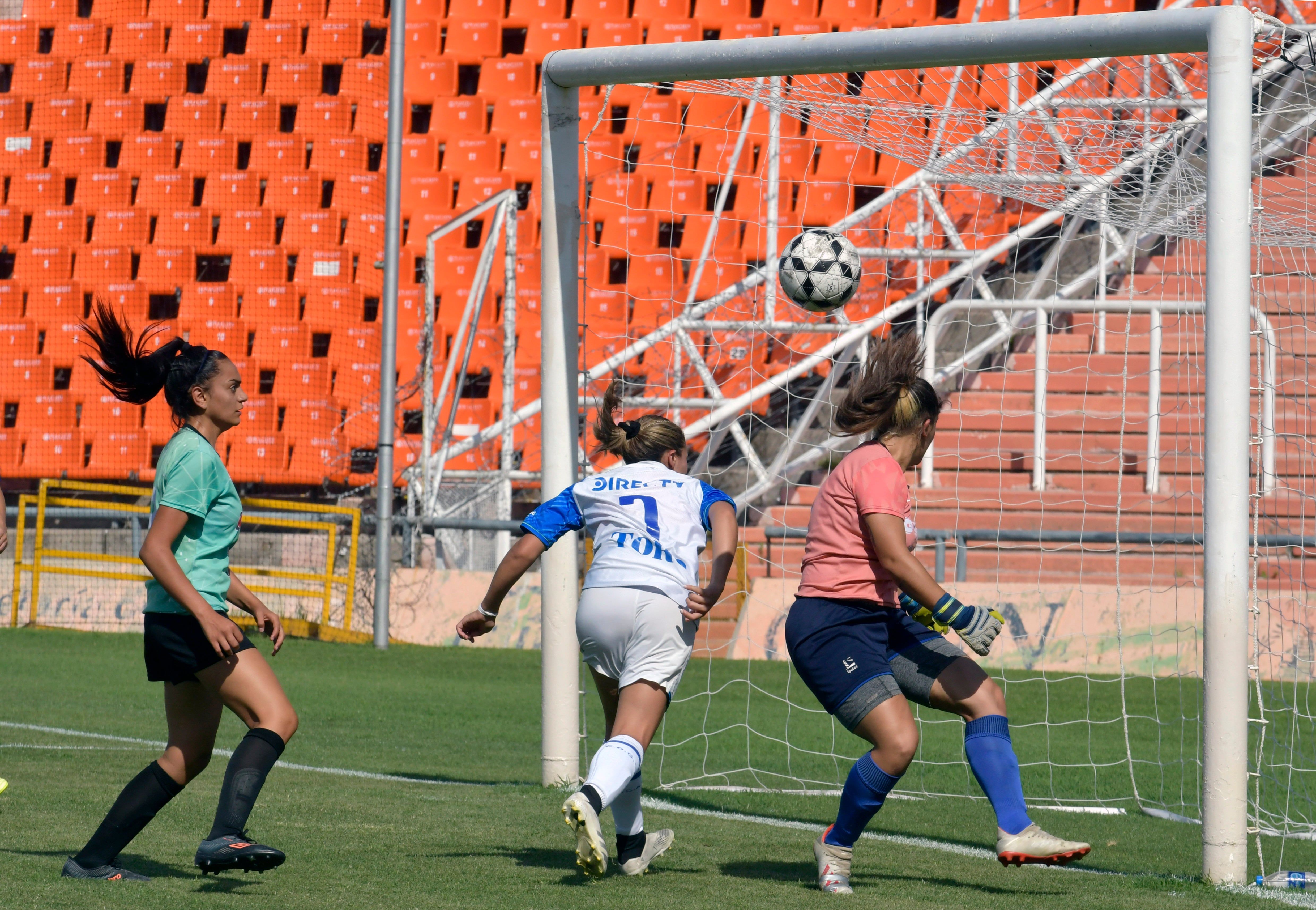 Godoy Cruz A logró su cuarto título de la Liga Mendocina de fútbol femenino luego de una goleada en el estadio mundialista frente a AMUF en la final, los goles fueron marcados por Aldana González (x2), Verónica Cabrera (x2), Delfina Rodríguez y Luna Romero.Foto: Orlando Pelichotti