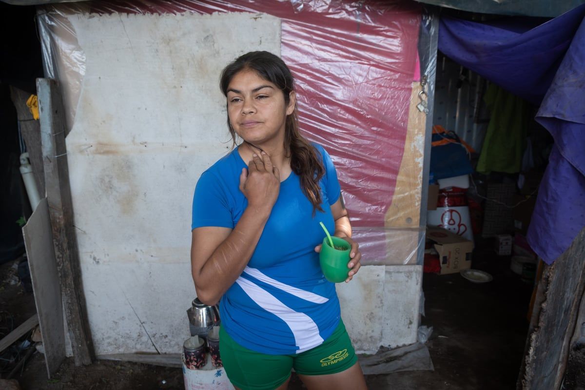 Yésica Marcos tiene todo el material para comenzar a construir su vivienda, pero un conflicto legal con el terreno ha retrasado su objetivo. Foto: Ignacio Blanco / Los Andes.