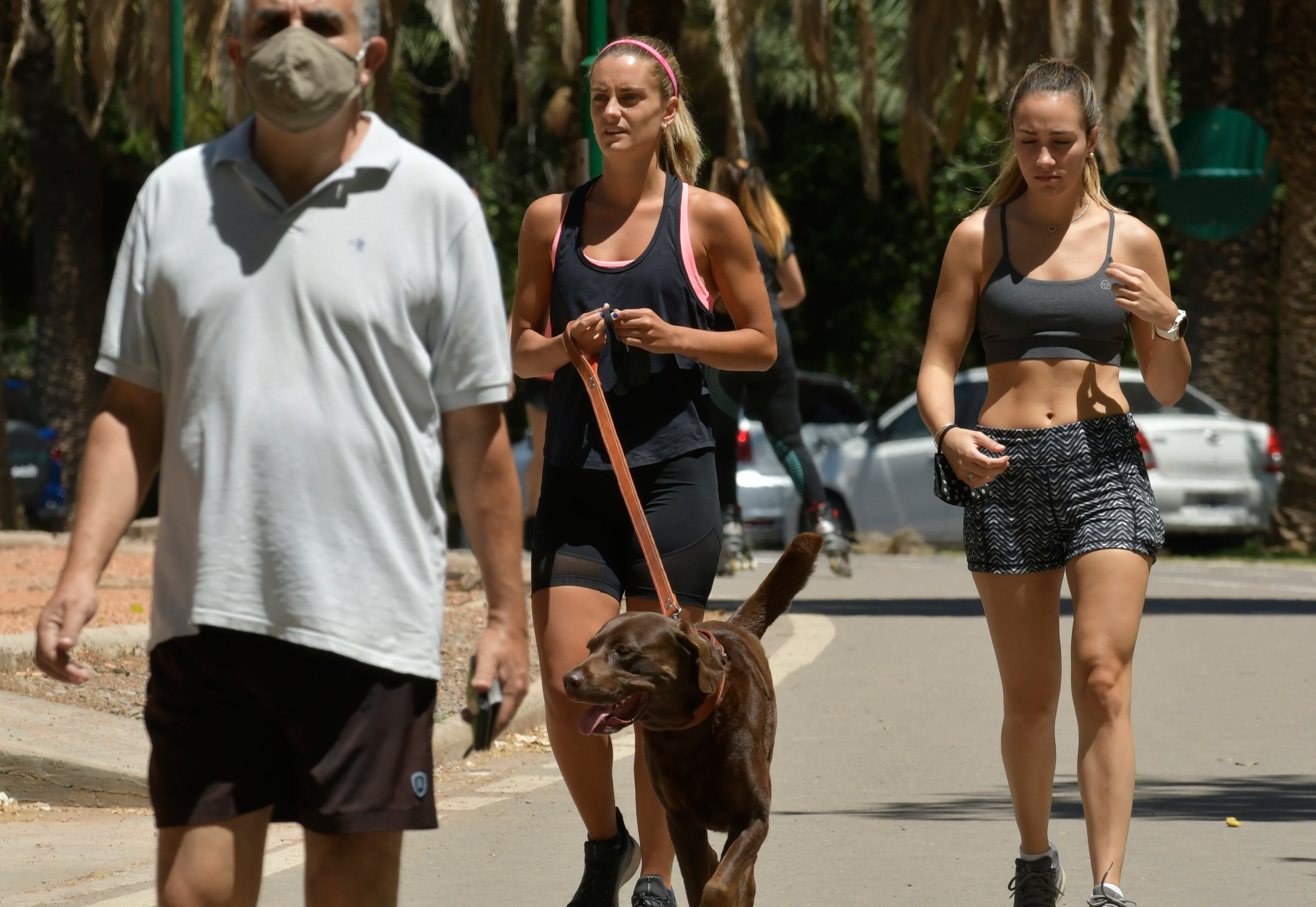 Mendoza 07 de diciembre 2020 SociedadFin de semana Largo en Mendoza. El turismo interno y nacional En la foto El parque General San martin, muchos ciclistas, paseantes, y caminantes optan por hacer este paseo .calor, clima, tiempo, verano, soleado, primavera, covid 19, covid, coronavirus, pandemiaFoto: Orlando Pelichotti / Los Andes
