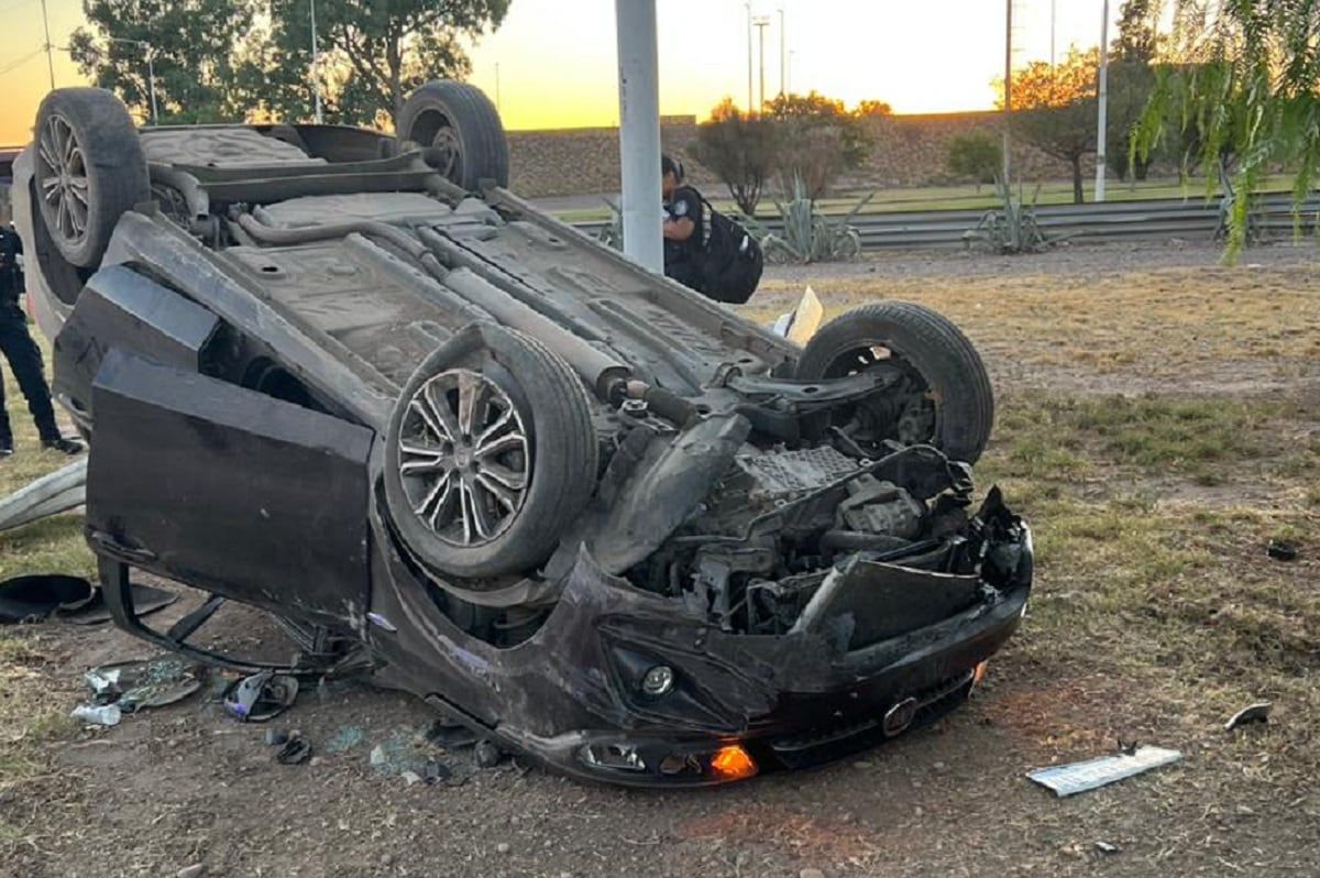 Vuelco de auto robado en el empalme de Costanera y Acceso Sur (Prensa Ministerio de Seguridad y Justicia)