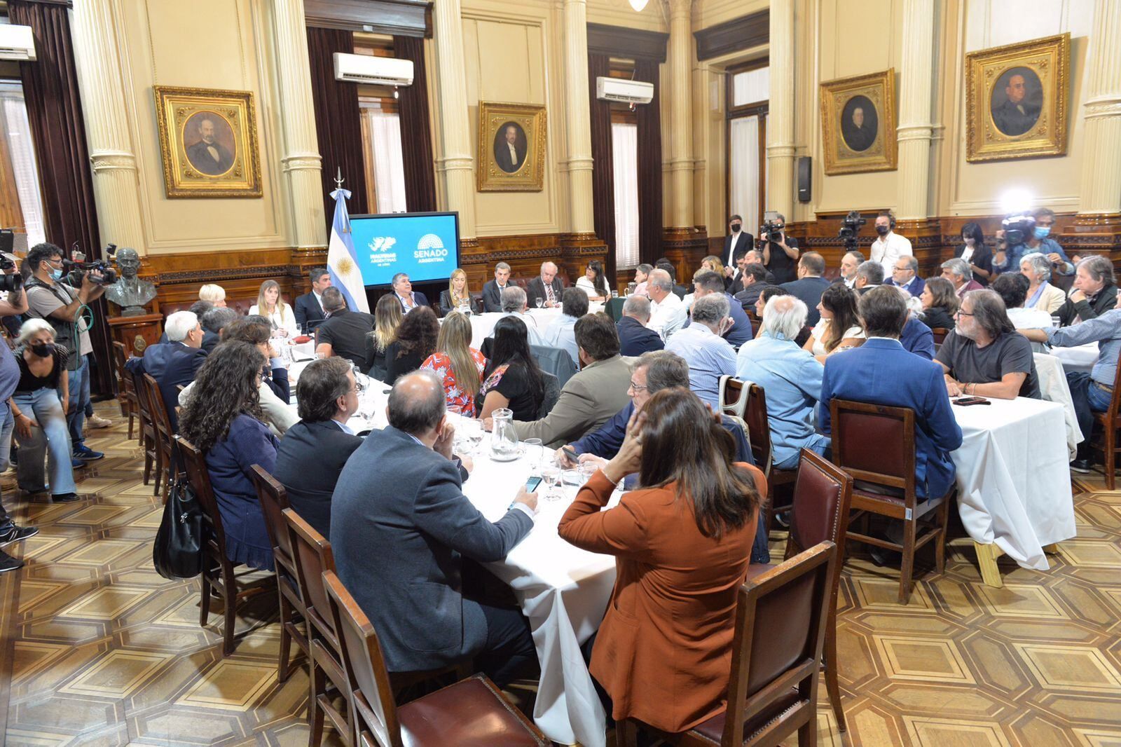 En el auditorio estuvieron Pablo Moyano (Camioneros), Hugo Yasky (CTA), Sergio Palazo (Bancarios), Omar Plaini (Canillitas), Hugo Godoy (ATE), entre otros.