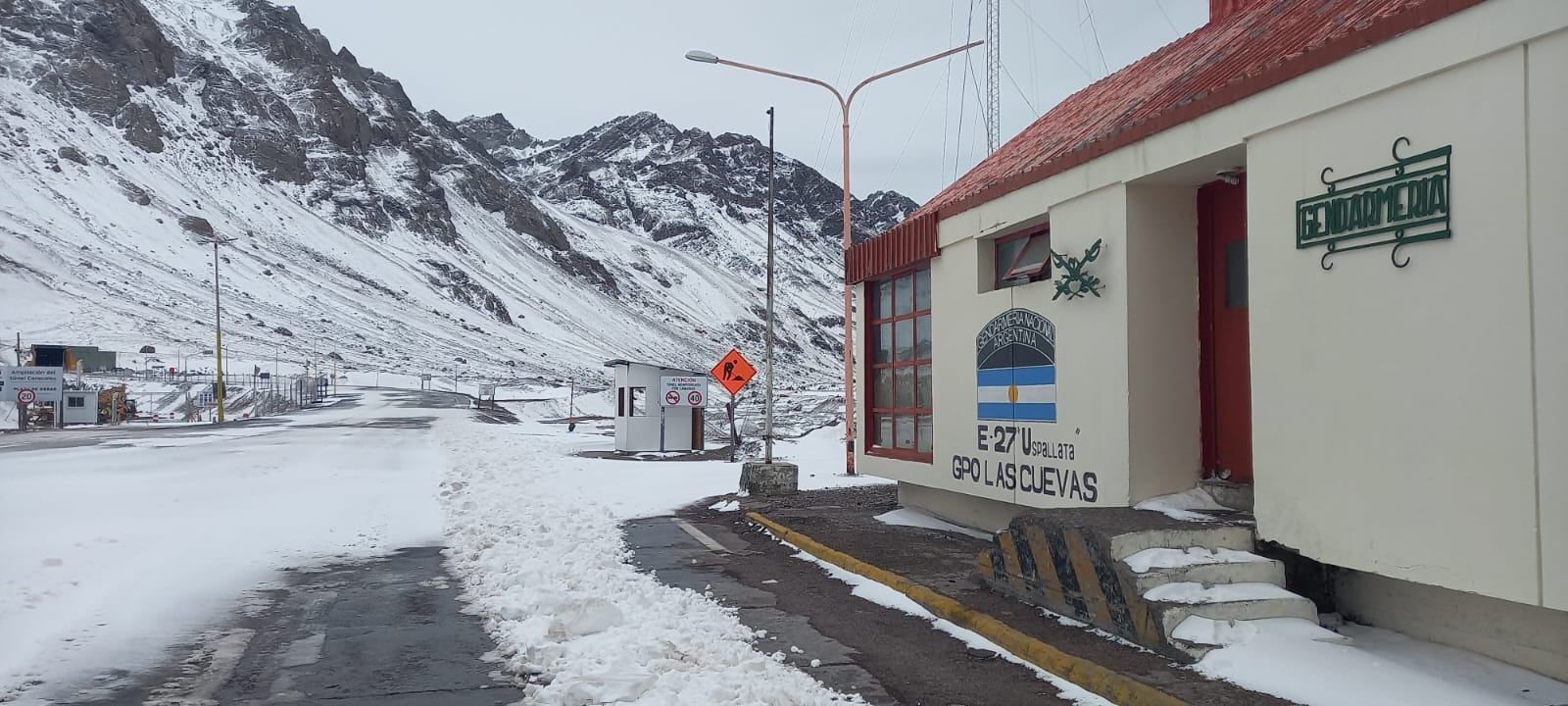 Nevada en Las Cuevas. Cerraron el paso Cristo Redentor. / Gentileza Gendarmería