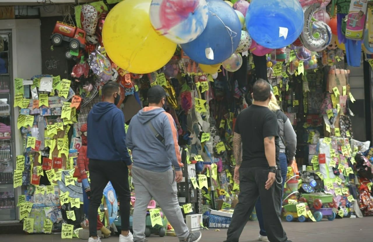 Hubo movimiento en el Centro mendocino con la nueva disposición por terminación de DNI. / Orlando Pelichotti