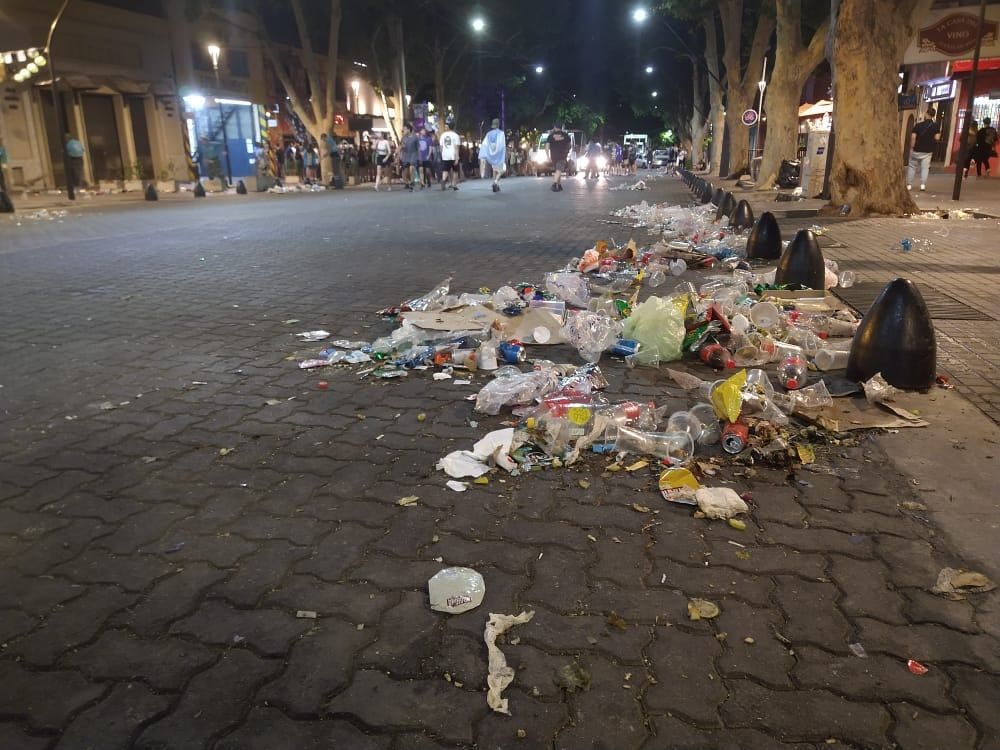 Basura en calle Arístides de Mendoza tras los festejos por Argentina campeón (Mariana Villa / Los Andes)