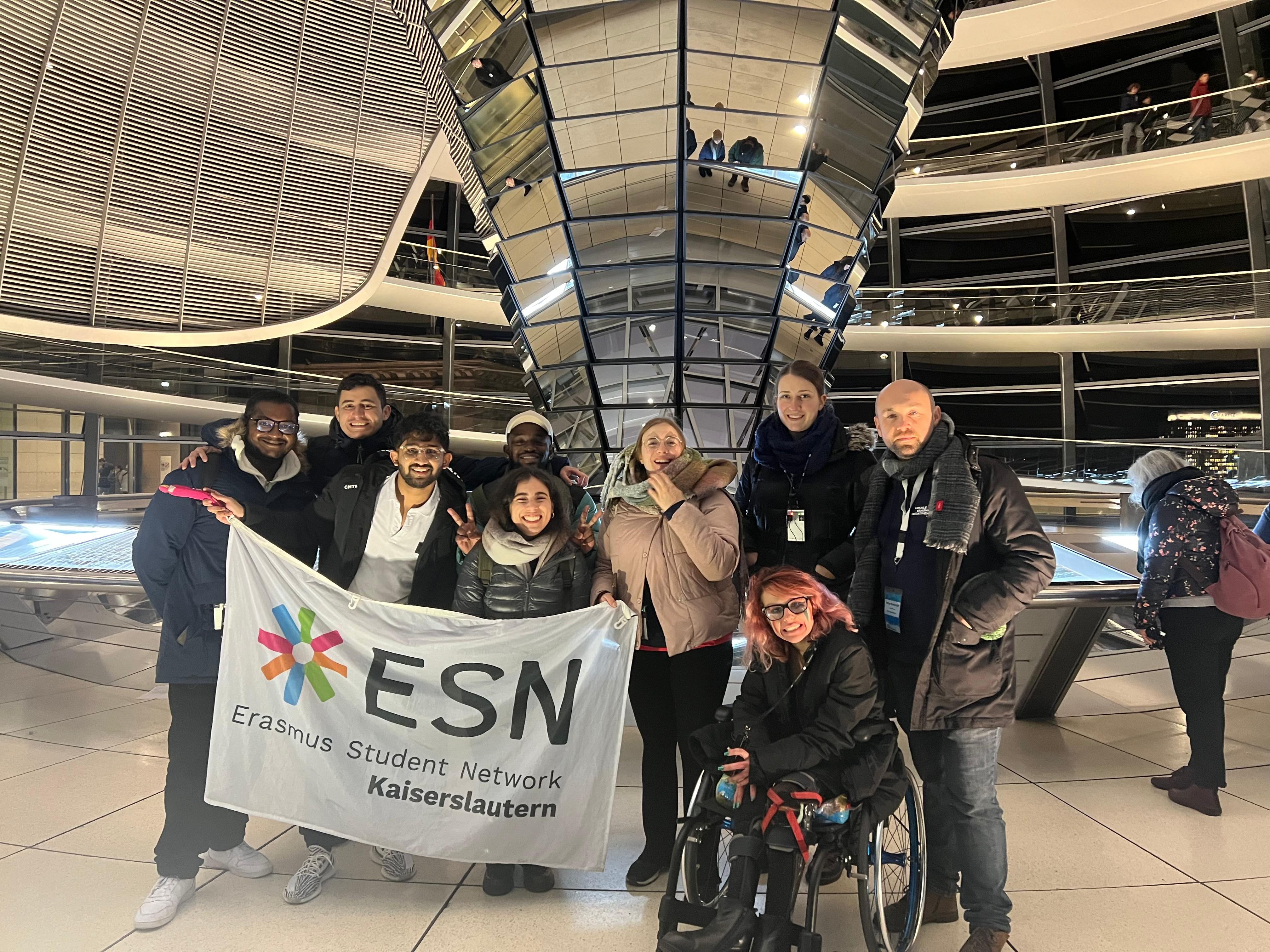 Joel con jóvenes de todos lados del mundo. | Foto: gentileza