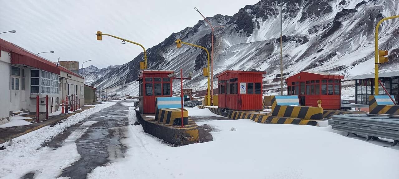 Un temporal de nieve y viento en alta montaña obligó a cerrar el paso Cristo Redentor / Gentileza