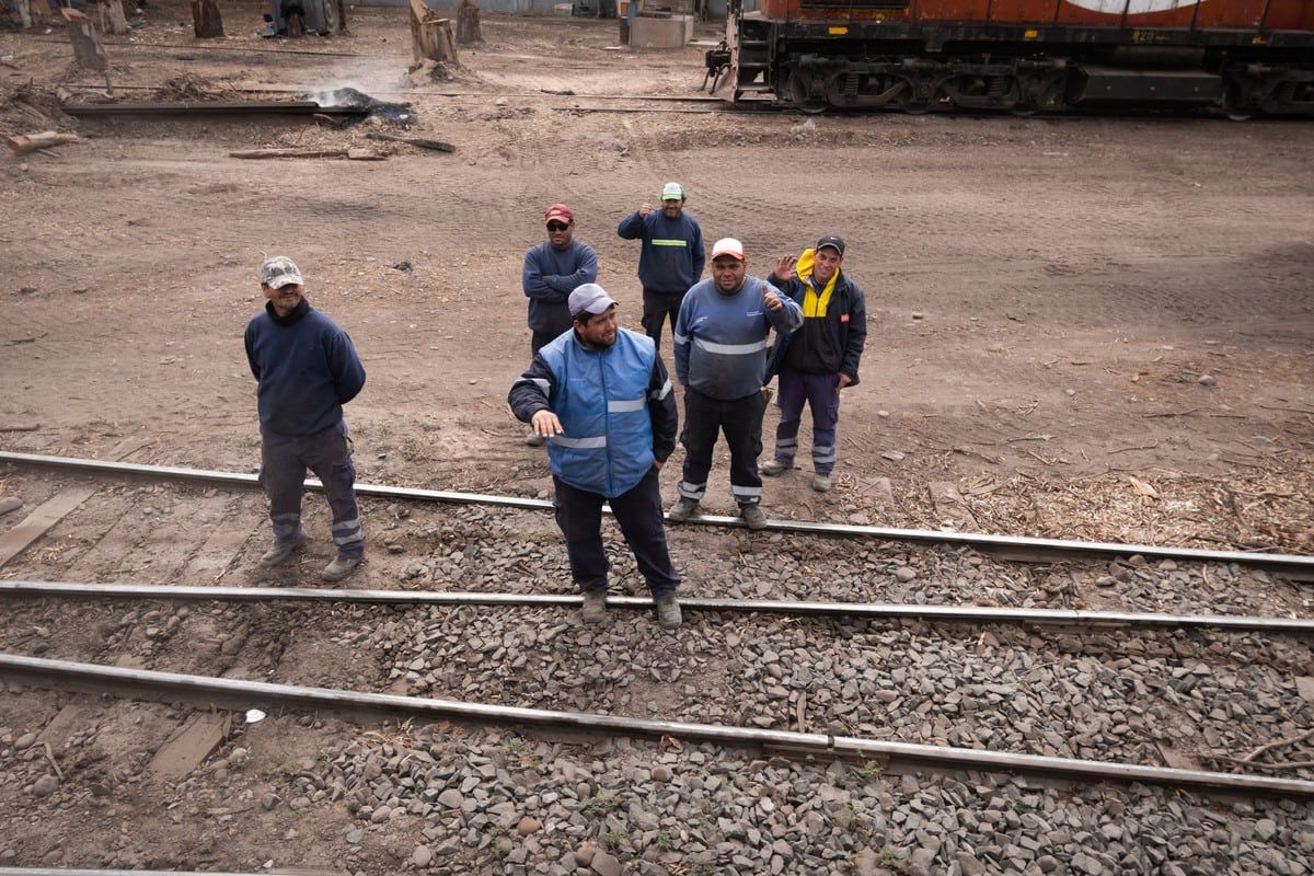 A la espera del regreso del tren de pasajeros, un viaje en el ferrocarril que nunca dejó de andar en Mendoza. Foto: Ignacio Blanco / Los Andes.
