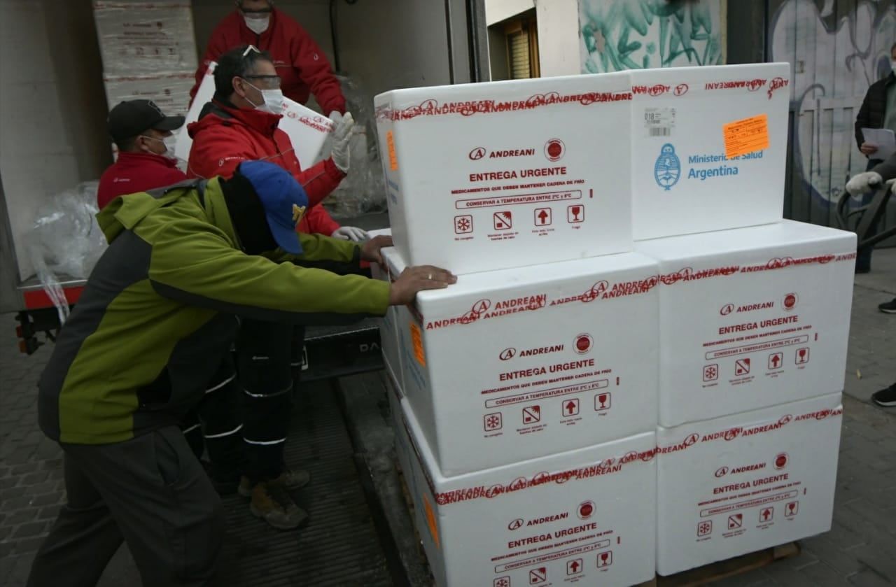 Llegaron 96 mil vacunas AstraZeneca a Mendoza -
