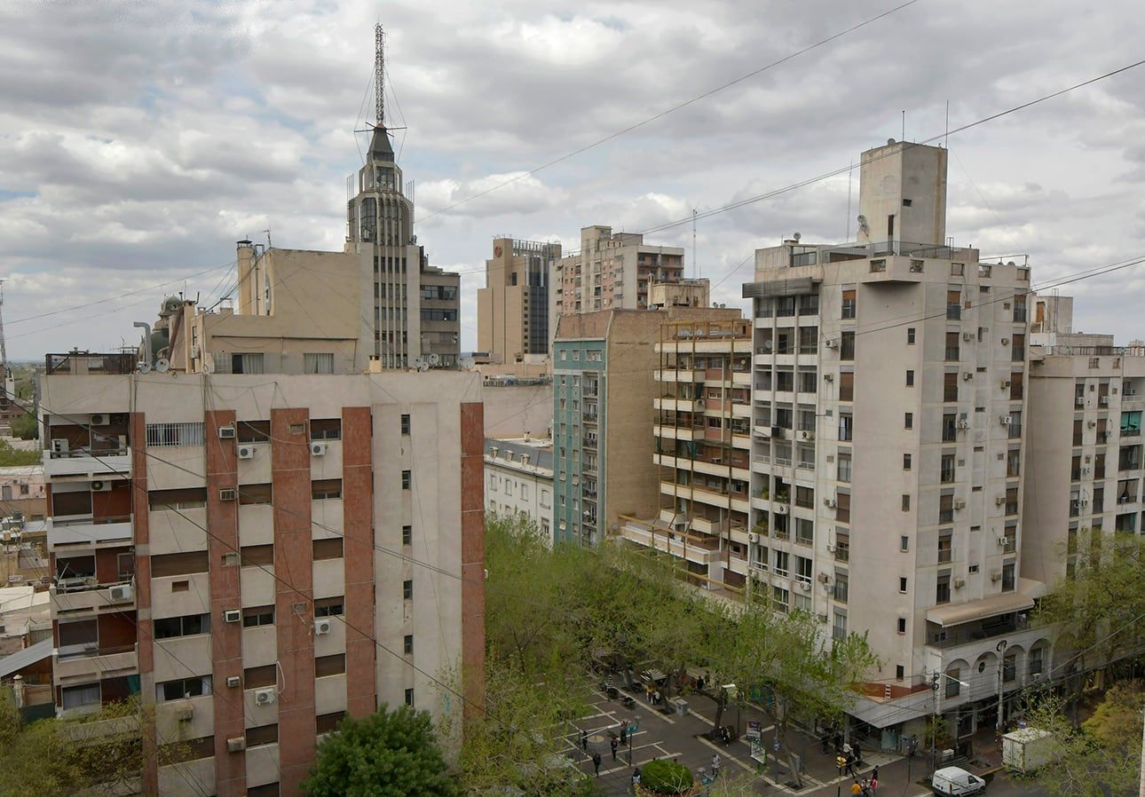 ¿Falló el pronóstico o se retrasó? Sigue la expectativa por la tormenta y así estará el tiempo en Mendoza. Foto: Orlando Pelichotti / Los Andes.