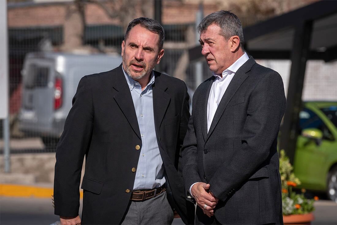 Martín Marinucci, presidente de Trenes Argentinos  junto a Gabriela Lizana, representante de la Secretaría de Producción de la Nación, realizaron la  comprobación del estado de las vías y el análisis de futuras reparaciones para lograr la puesta en  funcionamiento del tren de pasajeros de Mendoza.  Foto: Ignacio Blanco / Los Andes 