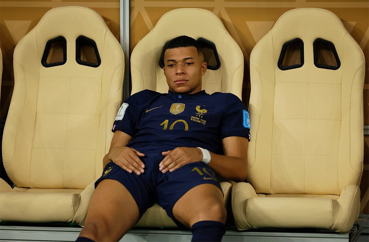 Lusail (Qatar), 18/12/2022.- Kylian Mbappe of France reacts after losing the FIFA World Cup 2022 Final between Argentina and France at Lusail stadium, Lusail, Qatar, 18 December 2022. Argentina won 4-2 on penalties. (Mundial de Fútbol, Francia, Estados Unidos, Catar) EFE/EPA/Ronald Wittek